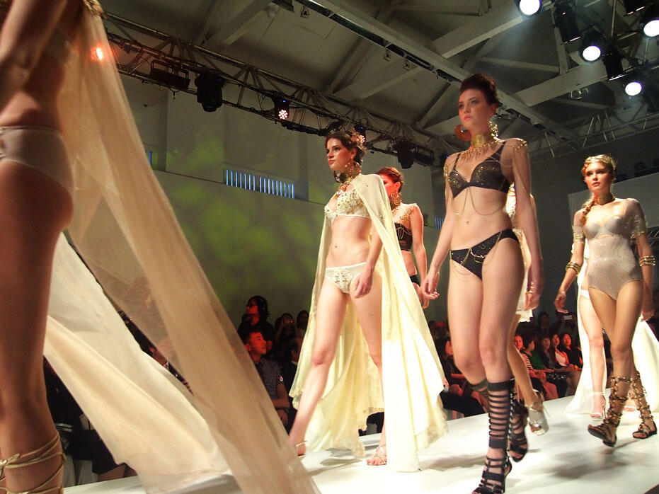 Fashion Show: Triumph 20 years of Maximizer Magic @ MoCA Singapore -  KinkyBlueFairy