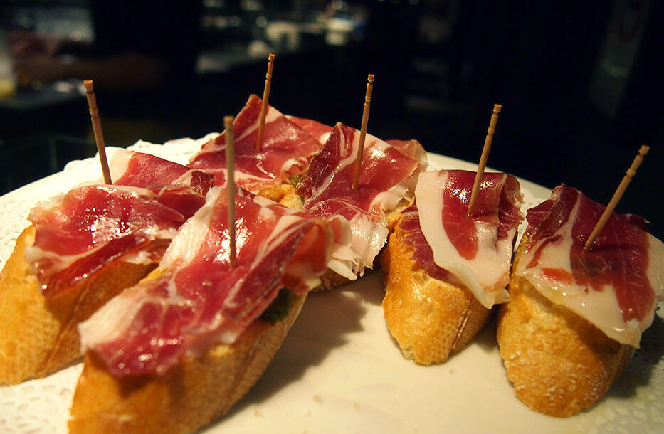 5-barcelona-la-ramblas-tapas-iberico-ham