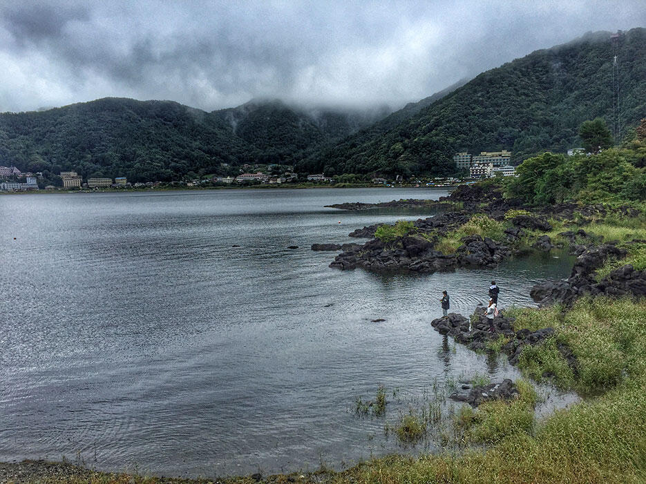 japan-12-lake-kawaguchiko-mt-fuji-fishing
