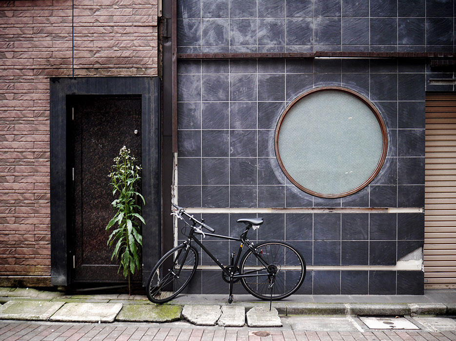 japan-5-tokyo-ginza-bicycle-black-wall