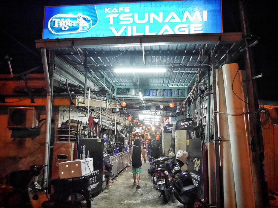 penang-batu-ferringhi-beach-14-tsunami-village-seafood