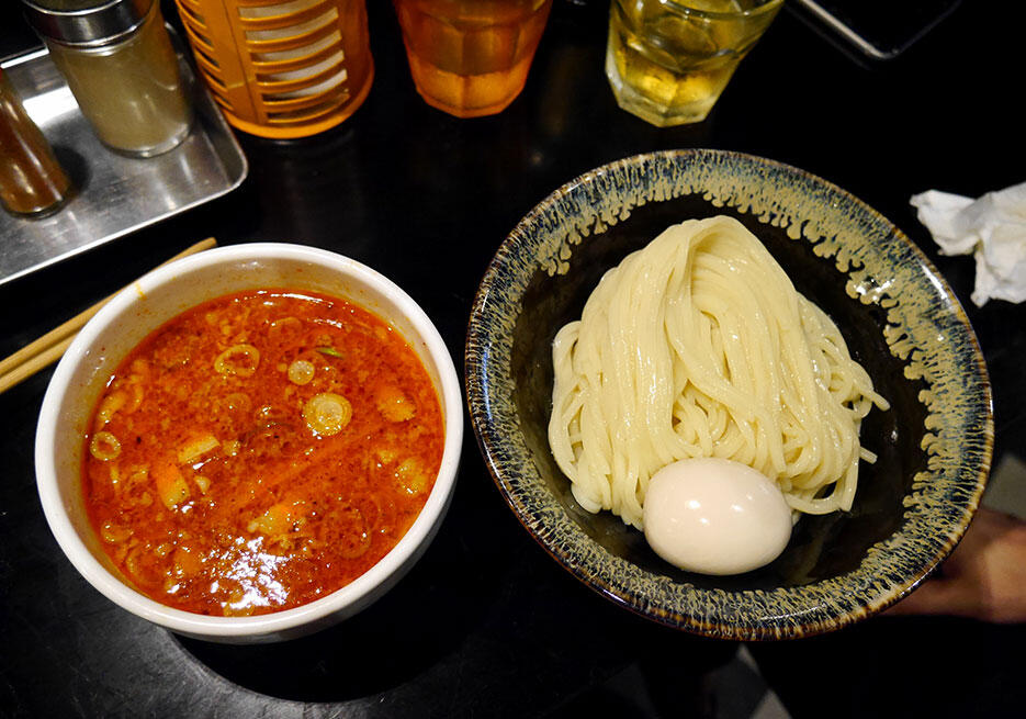 b-saikoro-ramen-restaurant-tokyo-japan-4-spicy-tsukumen