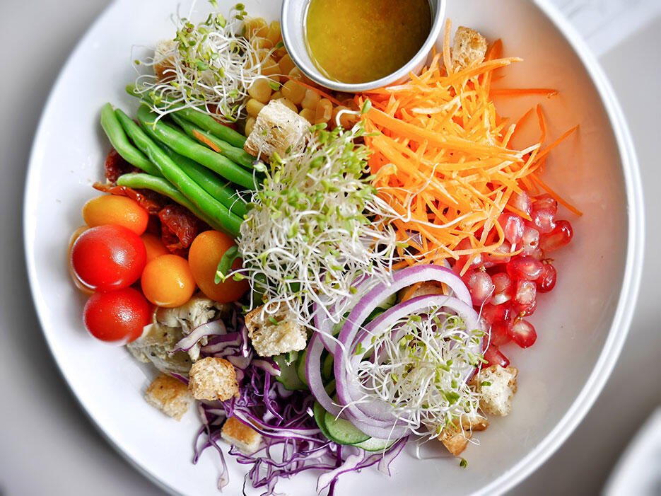 bowery-kitchen-bar-solaris-dutamas-publika-4-spring-bowl-salad