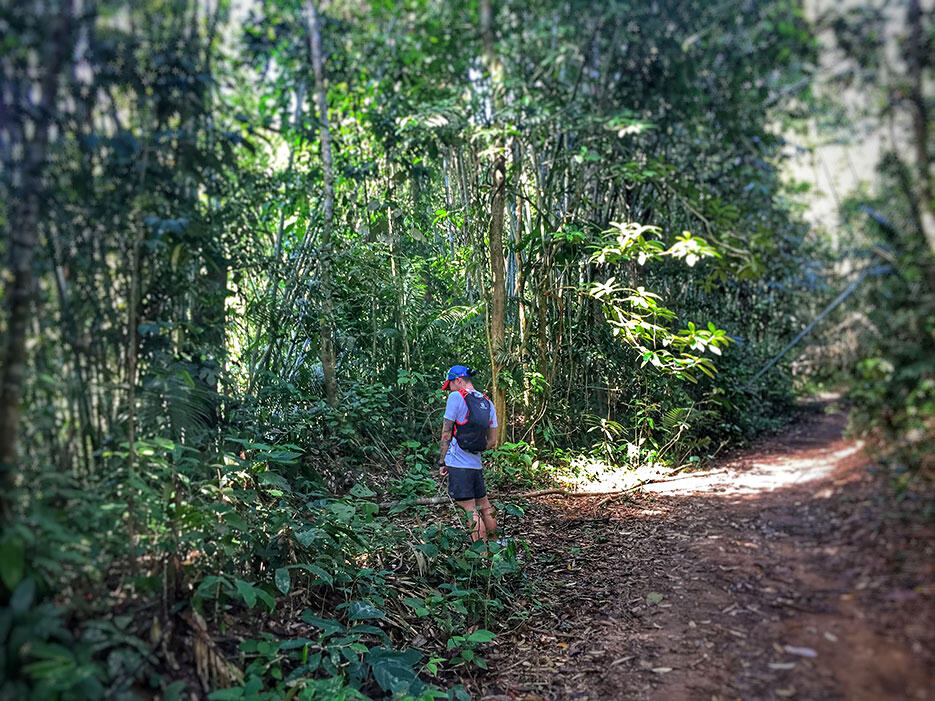 bukit-kutu-kuala-kubu-bharu-hiking-malaysia-4-peeing-in-jungle