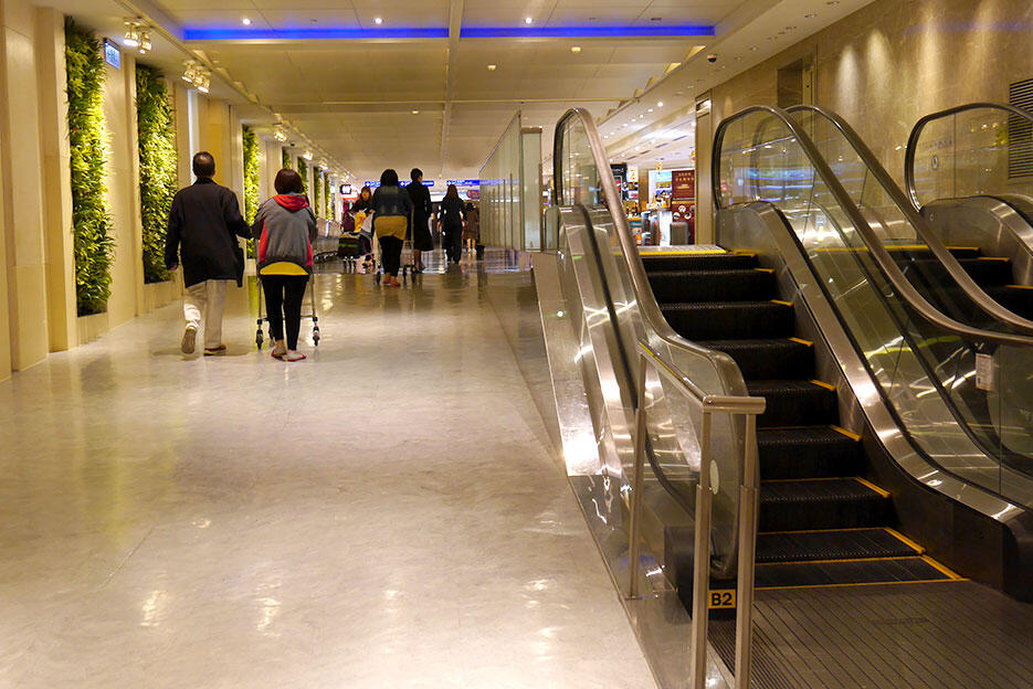 a-taipei-taiwan-26-taoyuan-airport-worlds-shortest-escalator