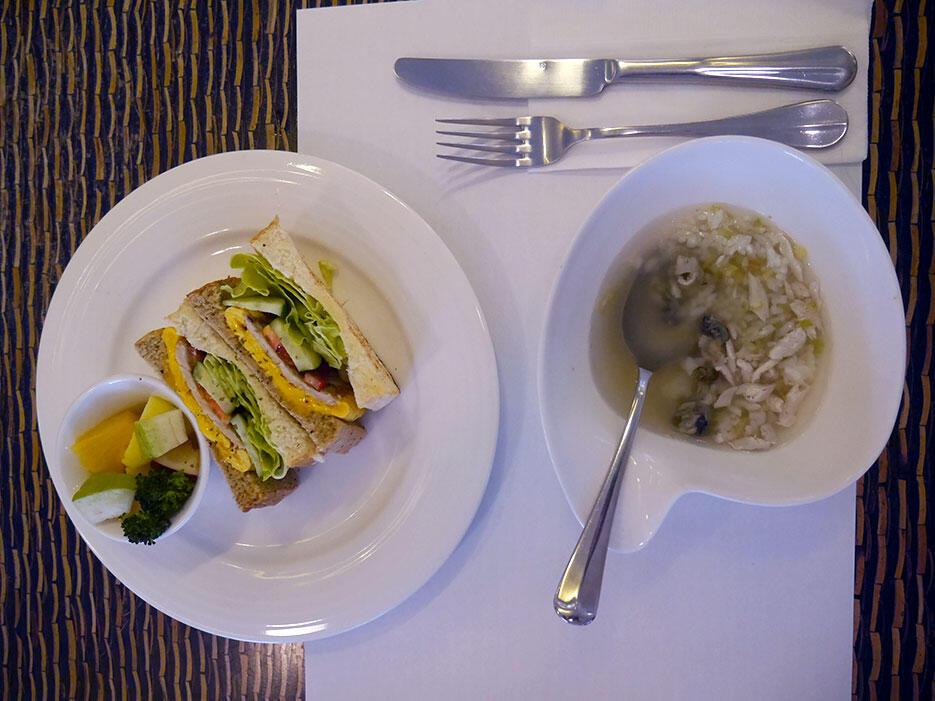 Jia-jia-west-market-hotel-tainan-taiwan-14-breakfast-taiwanese-porridge-sandwich