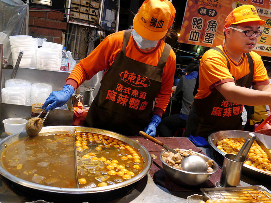 a-tainan-street-food-14-night-market-duck-blood-and-balls