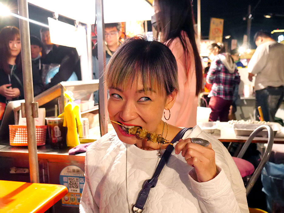 a-tainan-street-food-28-eating-crickets