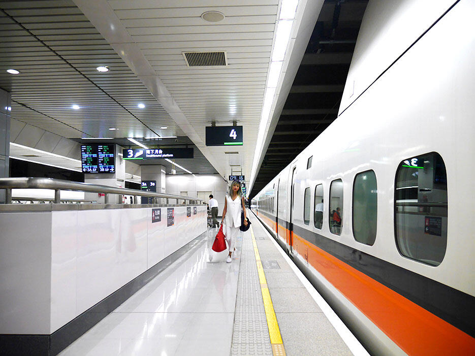 a-tainan-taiwan-2-high-speed-rail-station