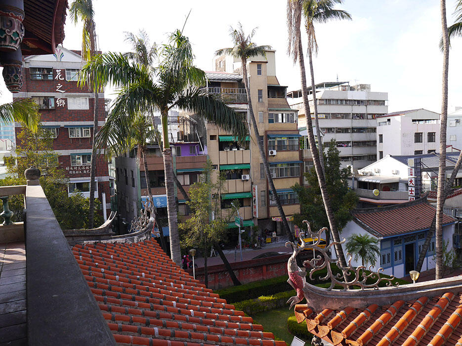 a-tainan-taiwan-31-temple-rooftop