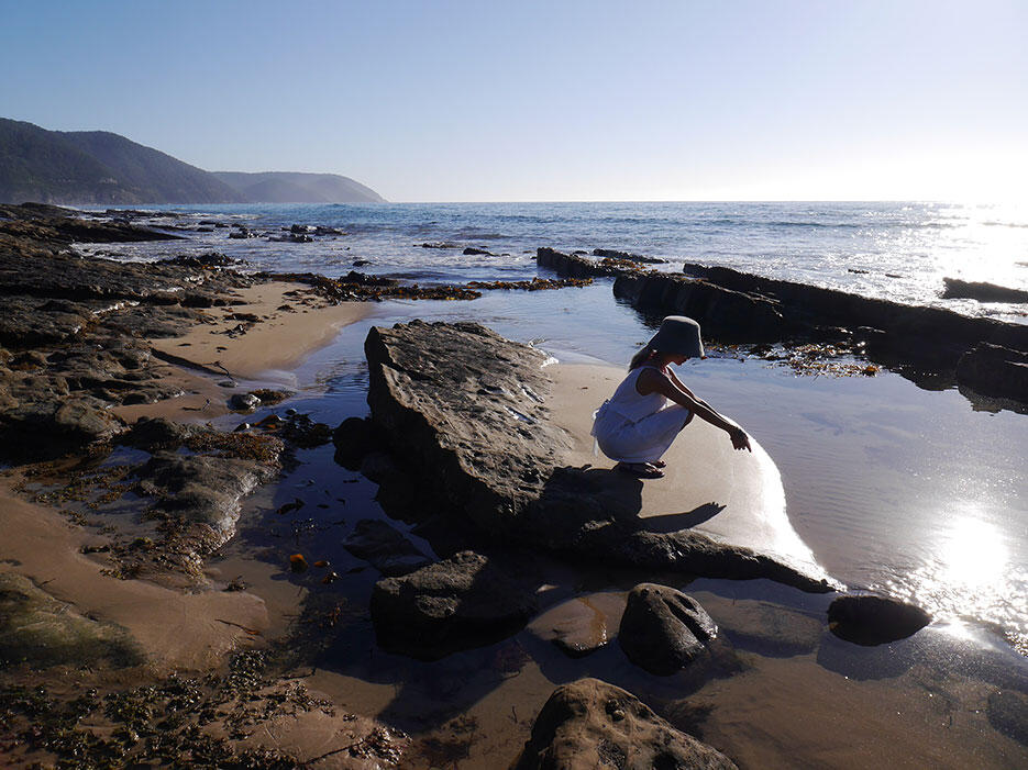 great-ocean-road-27-victoria-australia-rock-beach-asian-squat