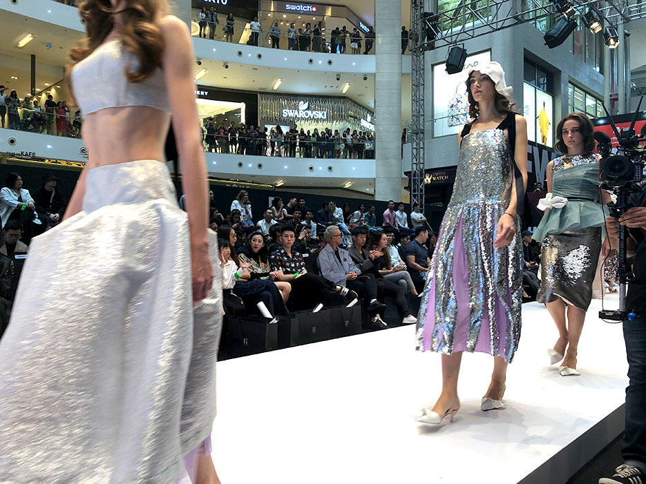 klfw-2018-kl-fashion-week-maarimaia-11-runway-sparkle-glitter