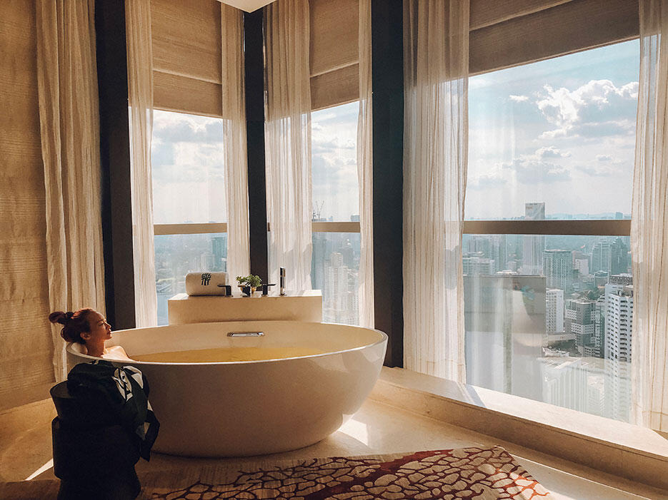 the-banyan-tree-spa-1-kl-malaysia-bathtub-city-view